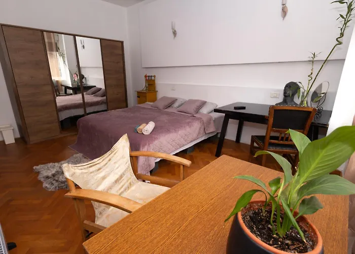 Central Retro Vintage Hostel *