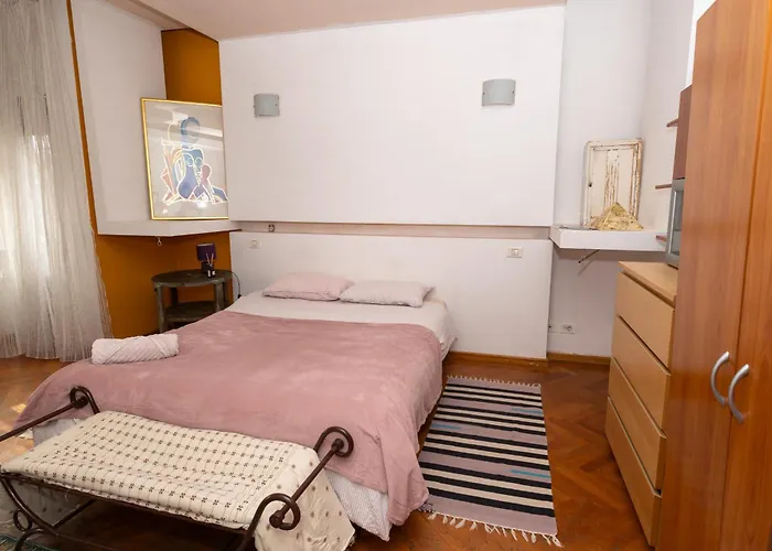 Central Retro Vintage Hostel