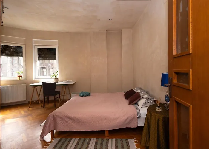 Central Retro Vintage Hostel Гостьовий будинок Бухарест