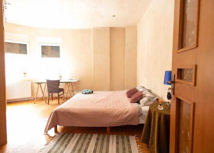 Central Retro Vintage Hostel * Бухарест